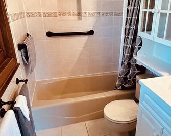 Family Home with Mountain Views! - Cody - Bathroom