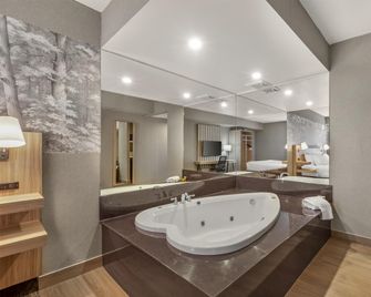 Best Western Plus Burlington Inn & Suites - Burlington - Schlafzimmer
