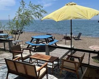 The Green Jelly Bean · Lakefront Tiny Home Cabin on the Beach - Leamington - Patio
