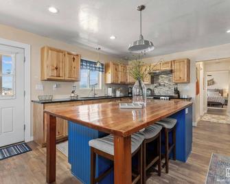 Serene Farmhouse Retreat on 20 Acres – Near Zion, Bryce, & Grand Canyon! - Cedar City - Kitchen