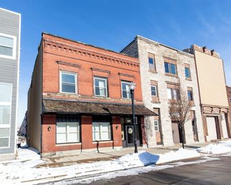 New! Remodeled & Upgraded Vacation Apartment - Sandusky - Edificio