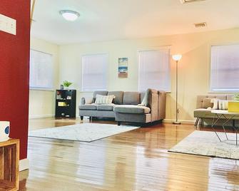 Spacious romantic house on the water & just minutes from Ship Bottom Beach - Manahawkin - Living room