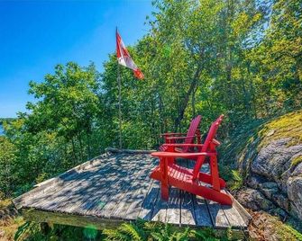 Two bedrooms and a loft with a bunkie on side lakefront cottage on Bobs Lake - Sharbot Lake - Patio
