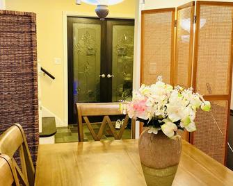B1 A private room in Naperville downtown with desk and Wi-Fi near everything - Naperville - Restaurant