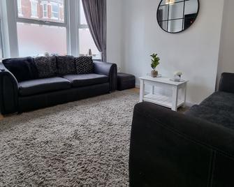 23 Woodhouse - Stoke-on-Trent - Living room