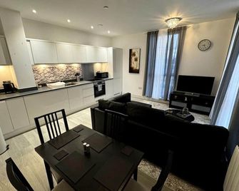 Cozy Bracknell Apartment with Modern Amenities - Bracknell - Dining room