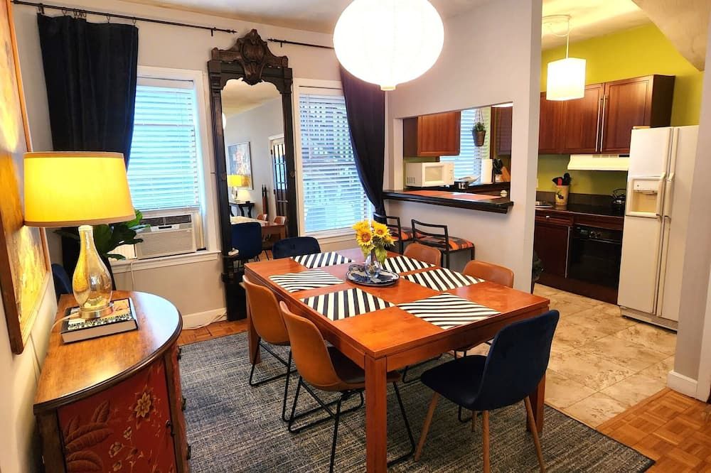 Fort Hill Inn-- 2 bedroom Duplex, With a touch of modernity! Minutes to Center - Boston - Dining room
