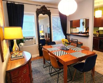 Fort Hill Inn-- 2 bedroom Duplex, With a touch of modernity! Minutes to Center - Boston - Dining room