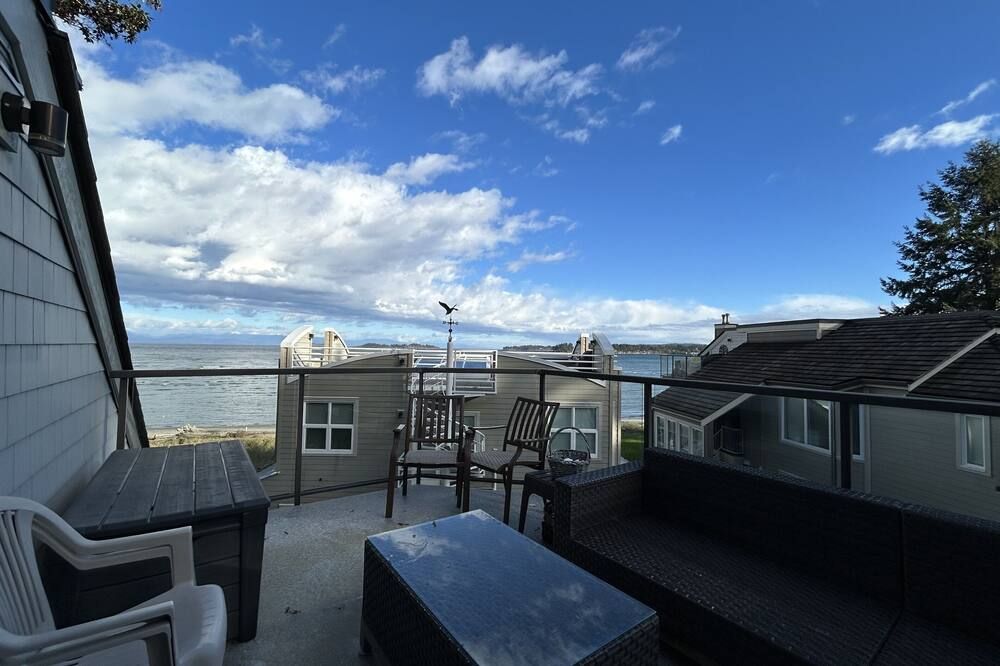 Tanglewood 13 is a ocean and park view unit on Rathtrevor Beach! - Parksville - Balkón