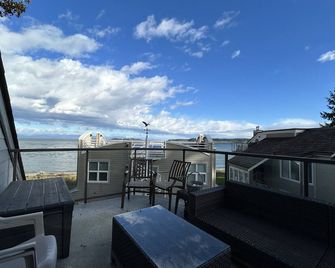 Tanglewood 13 is a ocean and park view unit on Rathtrevor Beach! - Parksville - Balcon