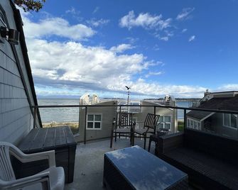 Tanglewood 13 is a ocean and park view unit on Rathtrevor Beach! - Parksville - Balkón