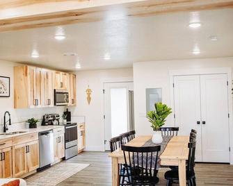 Creekside Rentals Aspen- views hot springs and space - McCammon - Cocina