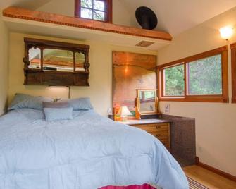 Ideal Mt location, quiet,authentic colorado,compact,just outside town&good food. - Carbondale - Bedroom
