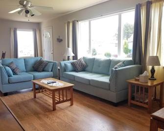 Coastal Cottage, Less than a Block to the Beach, Crescent City, CA - Кресент-Сіті - Вітальня