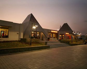 Sentosa Resorts and Water Park - Pune - Edificio