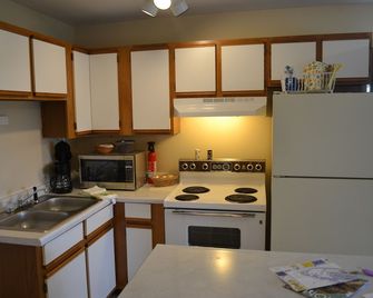 Pioneer Inn Downtown - Homer - Kitchen