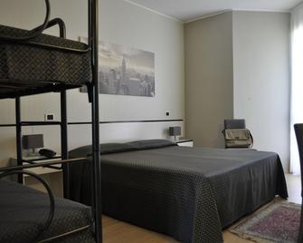 Hotel Est - Piombino - Bedroom