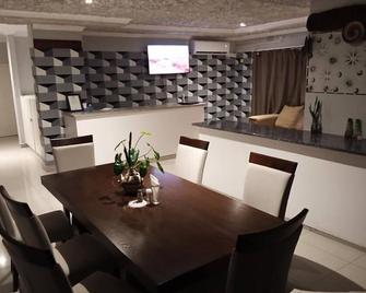 4M Guest House - Seronga - Comedor