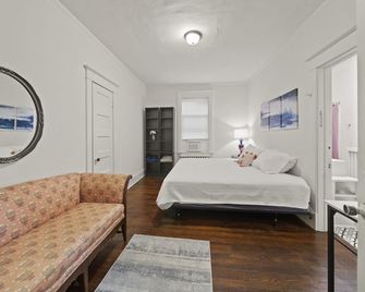 Walk Central. Museum district. Scott's Addition. 2BR - King and full bed. - Chesterfield - Bedroom