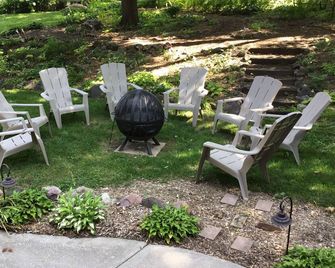 Harmony House, spacious 5-bedrooms in downtown Baraboo near Devil's Lake Park - Baraboo - Innenhof