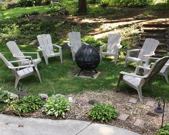 Harmony House, spacious 5-bedrooms in downtown Baraboo near Devil's Lake Park - Baraboo - Terasa