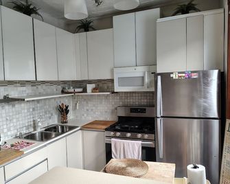 Cozy 1-bedroom apartment in charming Brooklyn with AC - Brooklyn - Cocina