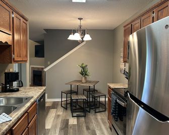 Cheerful 3bd/3ba home with Patio & Fireplace! - Horn Lake - Kitchen