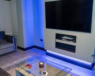 Modern Luxury Home With Jacuzzi Bath & Cinema Room - Shipley - Living room