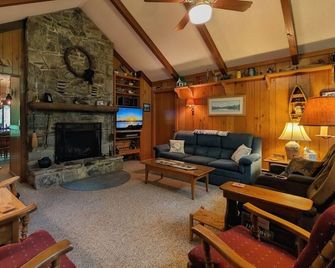 Williams House at Lake Junaluska -Spacious 5-Bedroom Family Retreat - Lake Junaluska - Living room