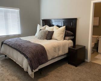 Cozy Condo on 18th Fairway Bayside Golf Course at Lake McConaughy, Lake views! - Brule - Bedroom