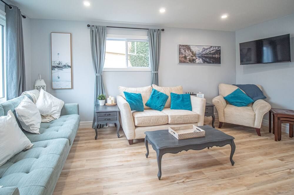 Fully Renovated Cottage on Queen, 3min walk from Beach and Downtown Adventures! - Kincardine - Soggiorno