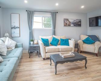 Fully Renovated Cottage on Queen, 3min walk from Beach and Downtown Adventures! - Kincardine - Living room