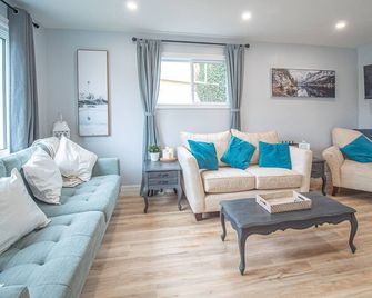 Fully Renovated Cottage on Queen, 3min walk from Beach and Downtown Adventures! - Kincardine - Soggiorno