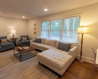 4 Br Sleeps 10 Near Uga & Downtown - Athens - Living room