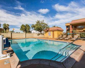 Rodeway Inn & Suites Corona - Corona - Pool