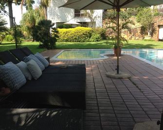 Plumbago Guest House - הייזיוויו - בריכה