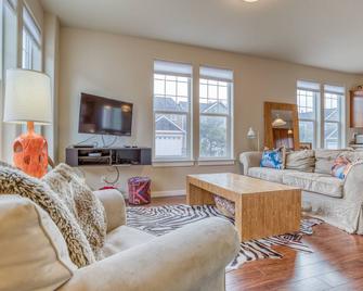 With Salt, Please - Meredith Lodging - Pacific City - Living room