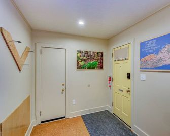 Historic Blue Ridge Tourist Court - The Whole Tourist Court - Boone - Hallway