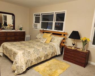 Charming 2-bedroom house with AC, WiFi in delightful Elizabeth - Elizabeth - Bedroom