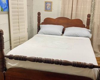 A unique Charming 2-bedroom cottage in Glen Rose. A minimum 2 nights. - Glen Rose - Schlafzimmer