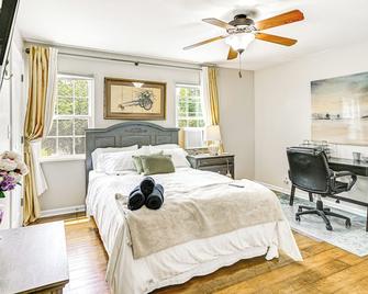 6 Mi to Dtwn Dog-Friendly Clarksville Home! - Clarksville - Bedroom
