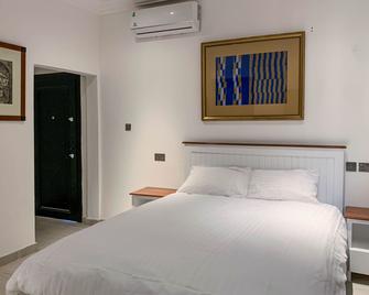 คอนนีส์ เกสต์เฮาส์ - Kwabenyan - ห้องนอน