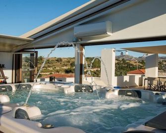 Athina House, Spa & Hammam, gym, bicycles, walking distance to tavern! - Rétino - Piscina