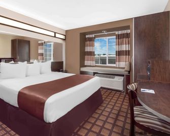 Microtel Inn & Suites by Wyndham Midland - Midland - Bedroom