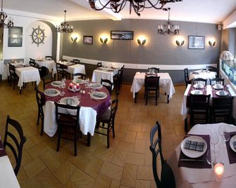 Logis Hôtel Les Chardons Bleus Restaurant Le Bistrot De La Mer - Roscoff - Restaurant