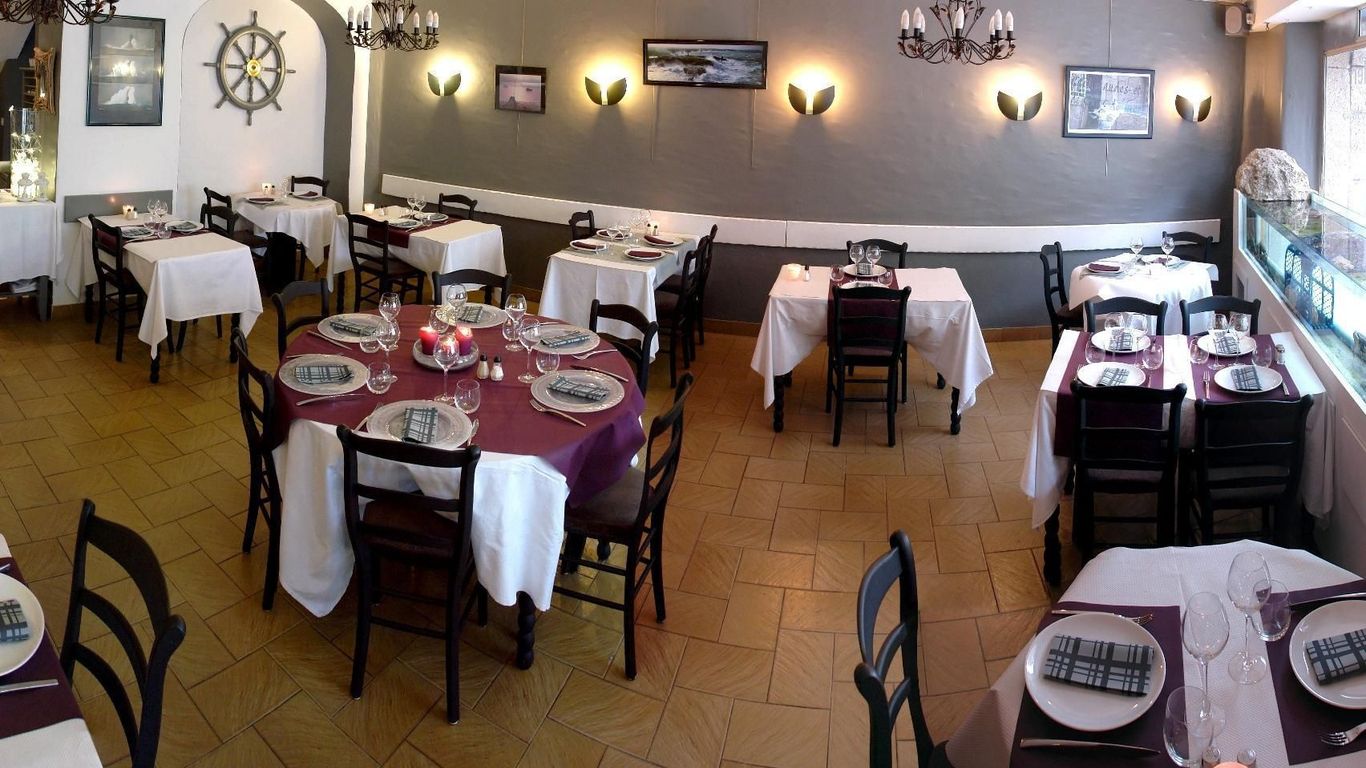 Logis Hôtel Les Chardons Bleus Restaurant Le Bistrot De La Mer