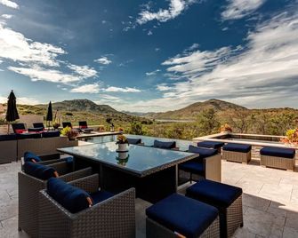 Luxurious Lakeview Retreat at Lake Hodge - סן דייגו - מרפסת