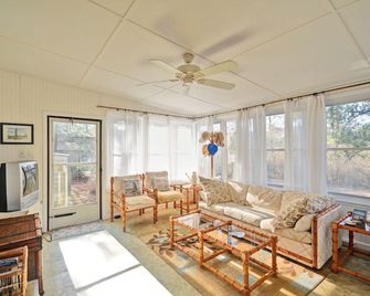 Quaint Beach House Within Walking Distance to Bethany Beach! Pets Allowed, Trolley, Wifi! - Bethany Beach - Living room