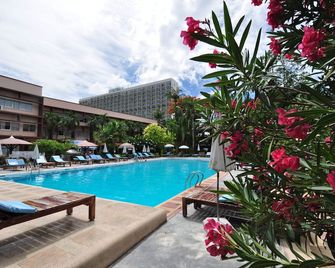 Basaya Beach Hotel & Resort - Pattaya - Pool