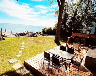 Lake Escape Retreat - Onsite Beach Dock Waterfront Boat Ramp - Amherstburg - Patio